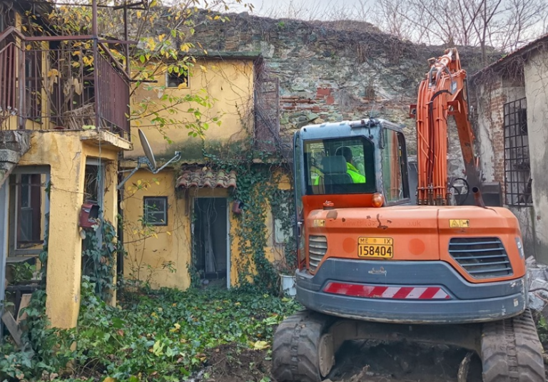Θεσσαλονίκη: Κατεδαφίζονται απαλλοτριωμένα και ετοιμόρροπα κτίρια στην Άνω Πόλη