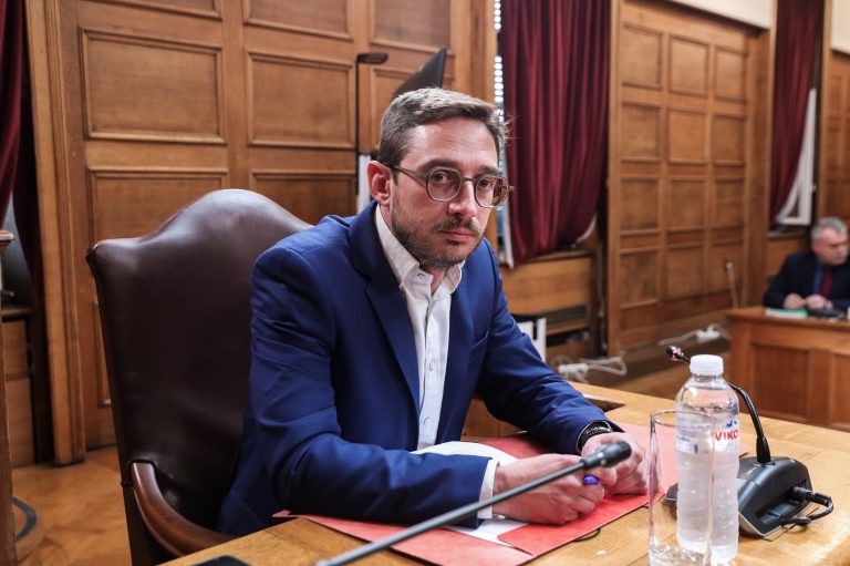 ΝΔ: 10+1 κρίσιμα ερωτήματα για τον Λ. Αντωνόπουλο που «καίνε» τον Ν. Ανδρουλάκη