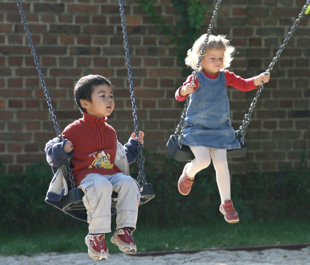 Επτά γονεϊκές συμπεριφορές που δεν αφήνουν τα παιδιά να «μεγαλώσουν»