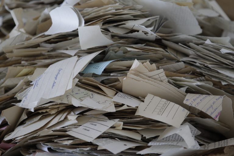 Γερμανία: Συνεχίζεται η χειρωνακτική ανασύνθεση χιλιάδων κατεστραμμένων φακέλων της Στάζι από αρχειονόμους