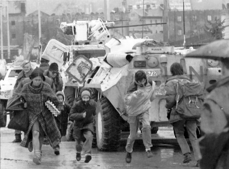 «Σαφάρι θανάτου» στο Σαράγεβο: Ιταλοί «Τουρίστες πολέμου» πλήρωναν για να σκοτώνουν αμάχους στη Βοσνία – Σε εξέλιξη έρευνα