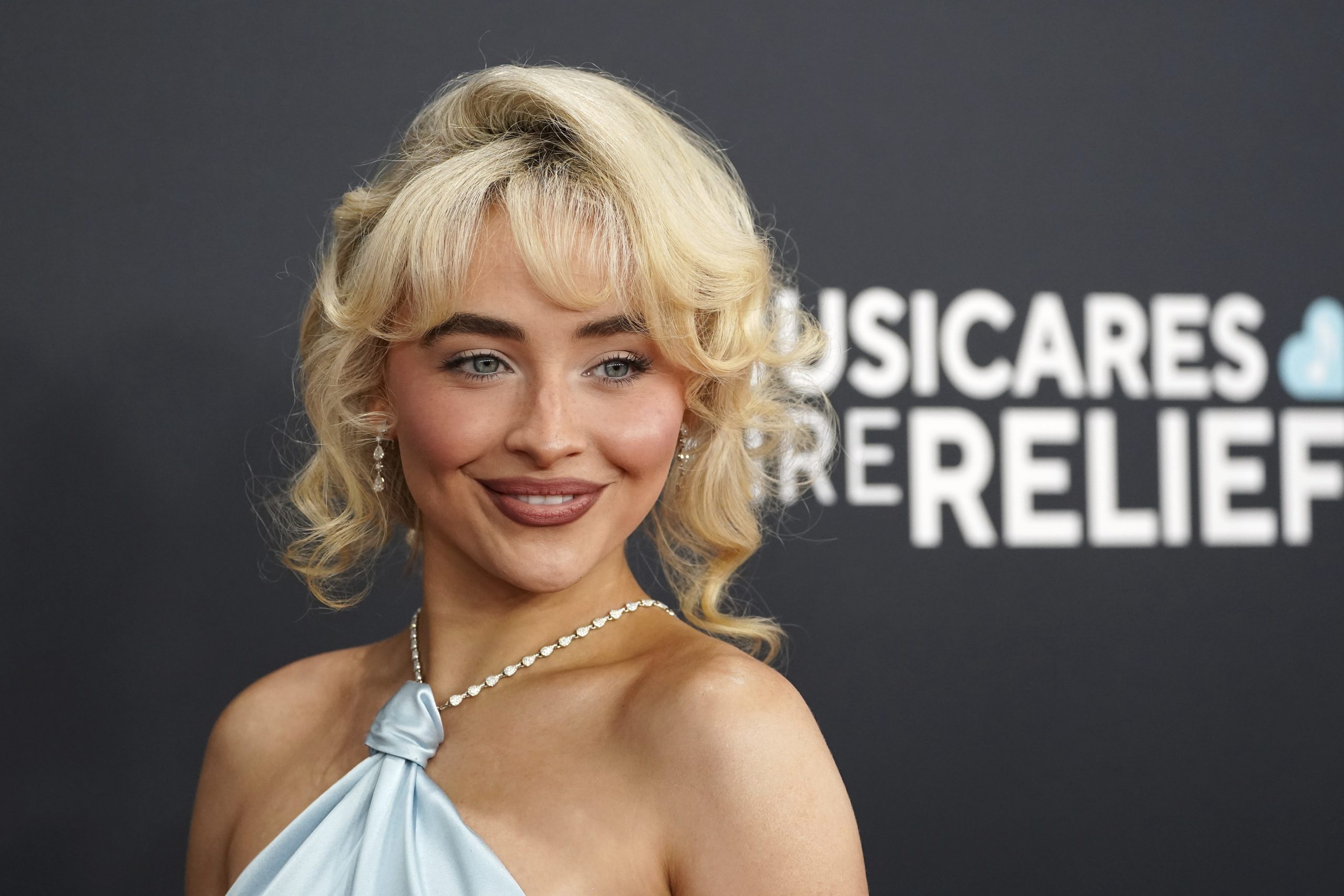 Η Σαμπρίνα Κάρπεντερ πρωταγωνιστεί στο νέο «Alice in Wonderland» – Μια σύγχρονη εκδοχή του κλασικού παραμυθιού από την Universal