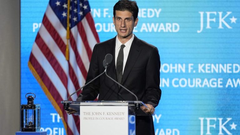 Τζακ Σλόσμπεργκ: Ο εγγονός του προέδρου Κένεντι κατεβαίνει στην πολιτική