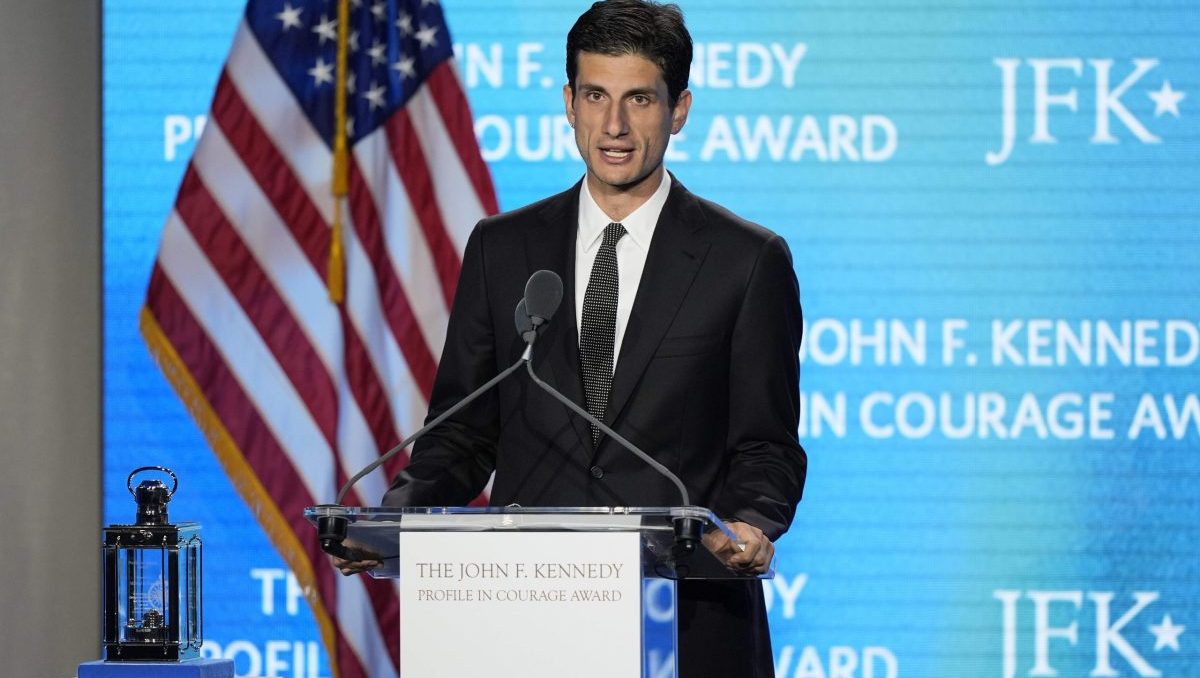 Τζακ Σλόσμπεργκ: Ο εγγονός του προέδρου Κένεντι κατεβαίνει στην πολιτική