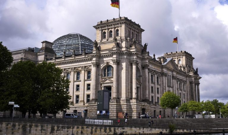 Γερμανία: Οι «πέντε σοφοί» προβλέπουν έξοδο από την ύφεση και τη στασιμότητα το 2026