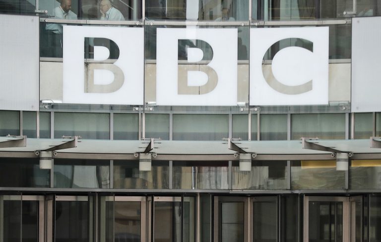 Σε «βαθιά» κρίση το BBC – Το «πειραγμένο» βίντεο που οδήγησε δύο στελέχη σε παραίτηση