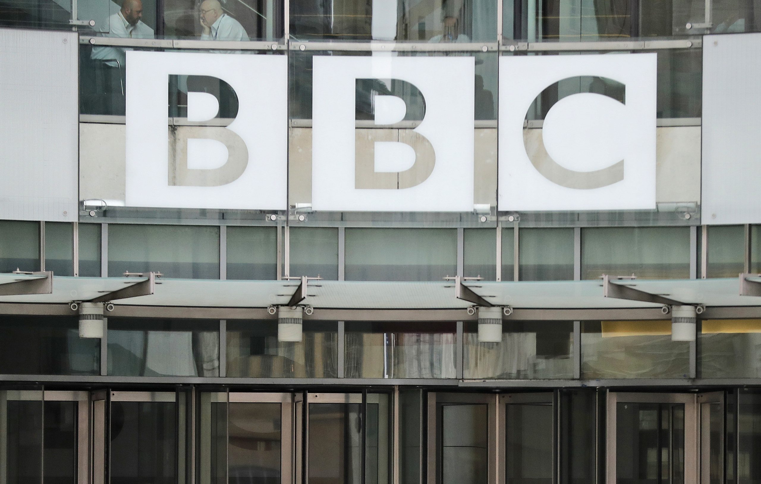 Σε «βαθιά» κρίση το BBC – Το «πειραγμένο» βίντεο που οδήγησε δύο στελέχη σε παραίτηση