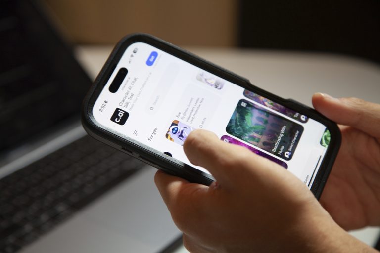 Τρεις στους δέκα Έλληνες μιλούν πιο άνετα για τα οικονομικά τους με την Τεχνητή Νοημοσύνη παρά με άνθρωπο