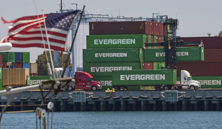 Η κυβέρνηση Τραμπ σκοπεύει να άρει δασμούς για  την αντιμετώπιση της ακρίβειας στα τρόφιμα