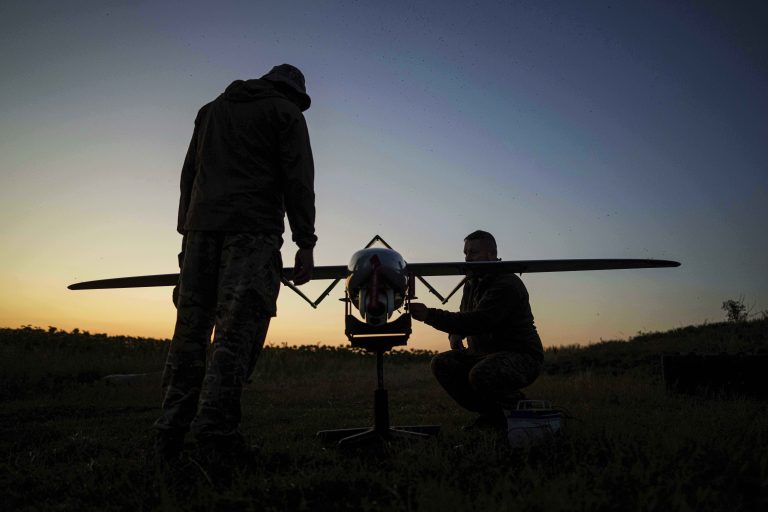 Μαίνονται οι μάχες στο Ποκρόβσκ – Οι νέες τακτικές του ρωσικού στρατού δοκιμάζουν τις αντοχές των ουκρανικών drones