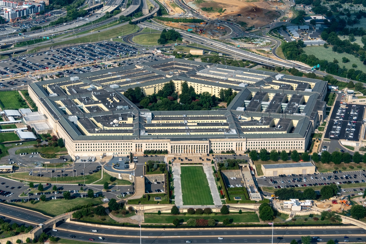 ΗΠΑ: Το Πεντάγωνο εξετάζει καταγγελίες για Δημοκρατικό που προέτρεψε τον στρατό να αγνοήσει «παράνομες εντολές»