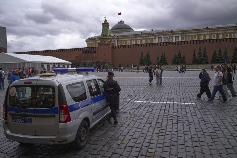 Ρωσία: Συνελήφθη εκ νέου η 18χρονη μουσικός του δρόμου που είχε φυλακιστεί για τραγούδι κατά του Κρεμλίνου