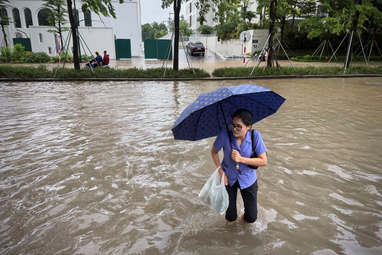 Τουλάχιστον 90 νεκροί από τις πλημμύρες στο Βιετνάμ σύμφωνα με νεότερο απολογισμό