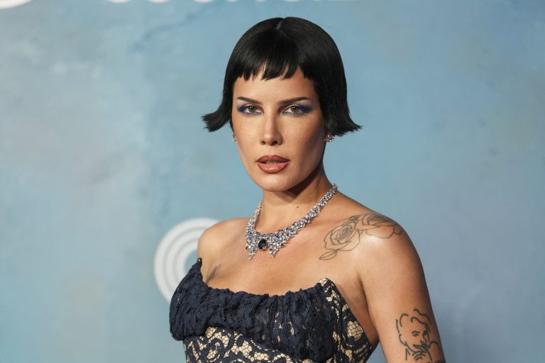 Halsey: Θαυμάστριά της την παρενόχλησε κατά την διάρκεια συναυλίας