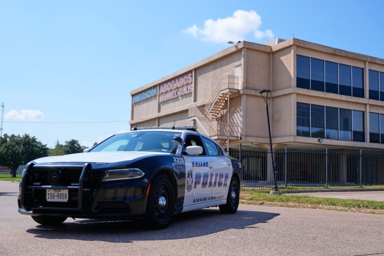 Τέξας: Ημίγυμνη γυναίκα βρέθηκε βασανισμένη και  αλυσοδεμένη σε αυλή «από φίλους που δεν τη συμπαθούσαν πια»