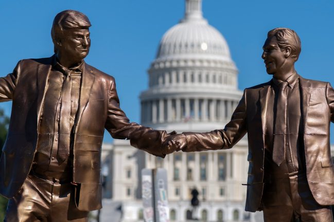 Ο Τραμπ βυθίζεται όλο και περισσότερο στη δίνη του σκανδάλου Έπσταϊν