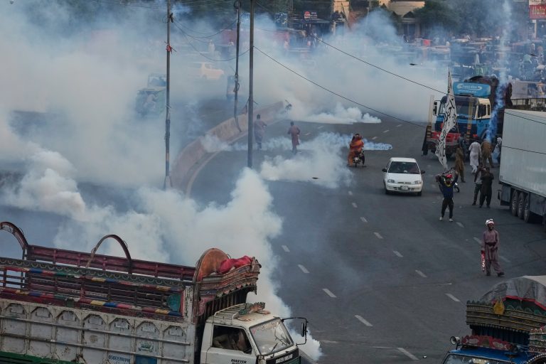 Έκρηξη έξω από δικαστήριο στο Ισλαμαμπάντ – Τους 12 έφτασαν οι νεκροί, δεκάδες οι τραυματίες