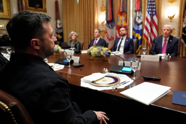 Το δύσκολο σταυροδρόμι του Ζελένσκι: Οι ασφυκτικές πιέσεις Τραμπ, ο ανυποχώρητος Πούτιν και το τελεσίγραφο