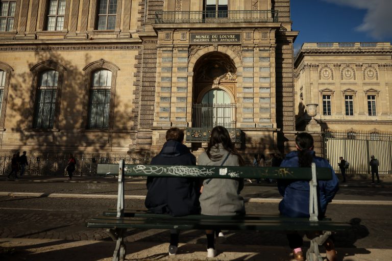 Κλοπή στον Λούβρο: Ποιοι είναι οι δύο τελευταίοι προφυλακισμένοι