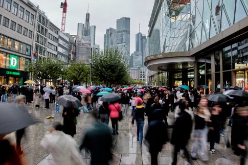 Το Ισραήλ στρέφεται κατά οικονομικών στόχων στο Ιράν – Τι μεταδίδει ο απεσταλμένος του ΕΡΤnews Γιώργος Σιδέρης