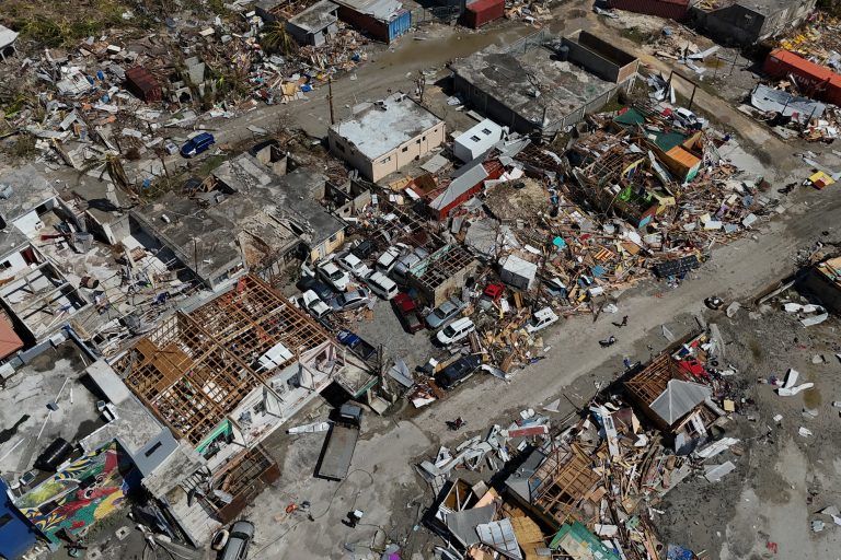 Τζαμάικα: Γαλλικό πολεμικό πλοίο παρέδωσε 40 τόνους ανθρωπιστικής βοήθειας μετά τον τυφώνα Μελίσα