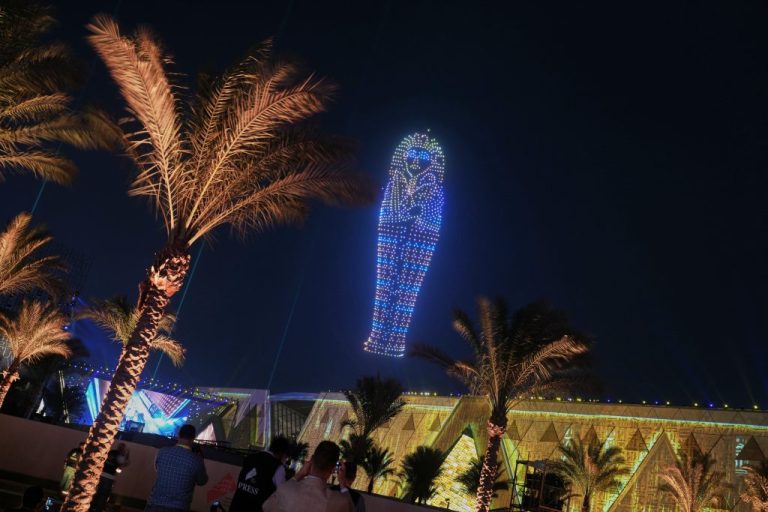 Φαντασμαγορικά εγκαίνια του Μεγάλου Αιγυπτιακού Μουσείου στο Κάιρο – Και ο Κ. Μητσοτάκης ανάμεσα στους «υψηλούς» καλεσμένους