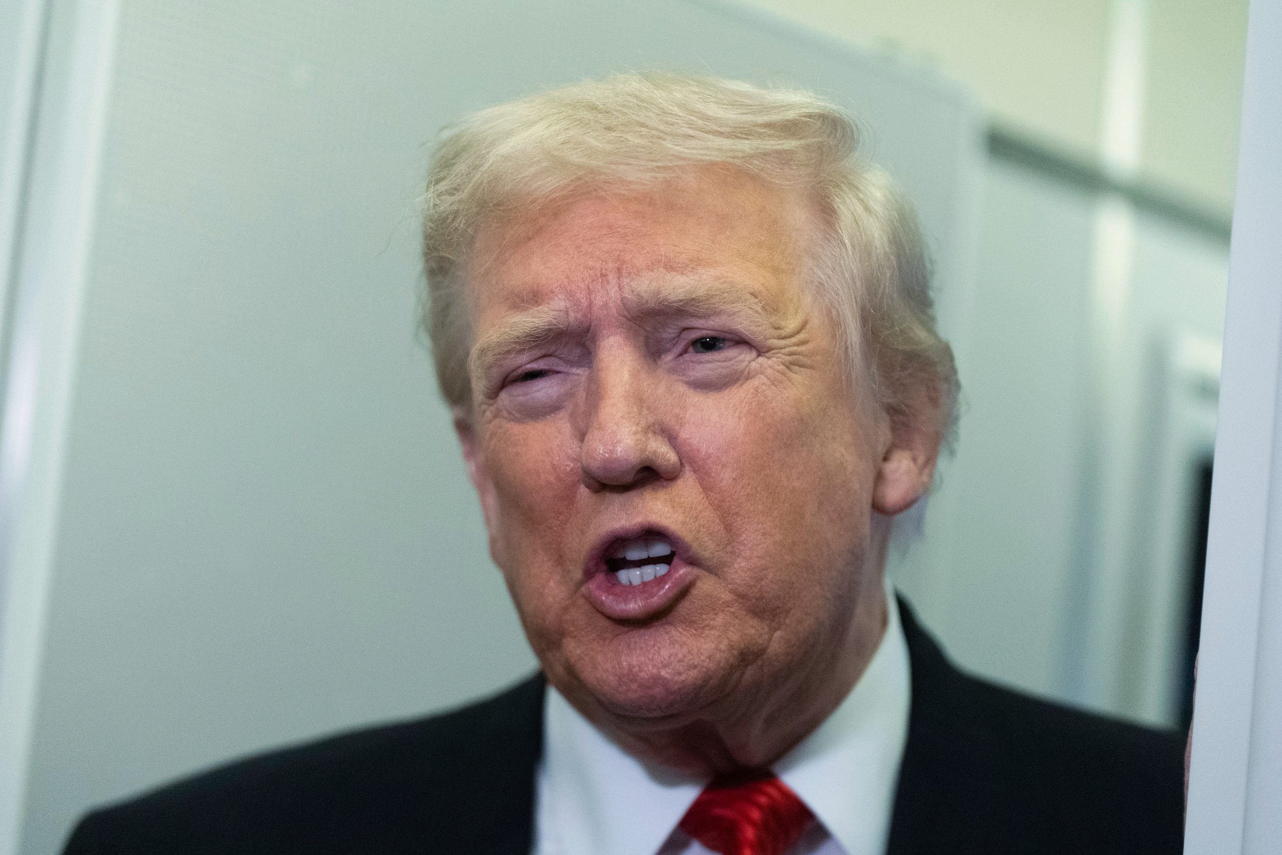 Ο Τραμπ απειλεί ότι δεν θα καταβληθεί στους φτωχούς Αμερικανούς η επισιτιστική βοήθεια, επιρρίπτoντας την ευθύνη στους Δημοκρατικούς