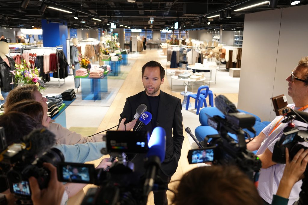 Ουρές πελατών από τη μία, πλήθος διαδηλωτών από την άλλη – Το αμφιλεγόμενο ντεμπούτο της Shein στο Παρίσι