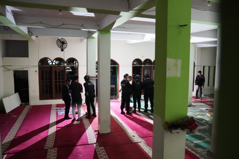 Ινδονησία: Επίθεση σε τζαμί σχολικού συγκροτήματος – Ο ύποπτος ως δράστης είναι περίπου 17 ετών σε χειρουργική επέμβαση