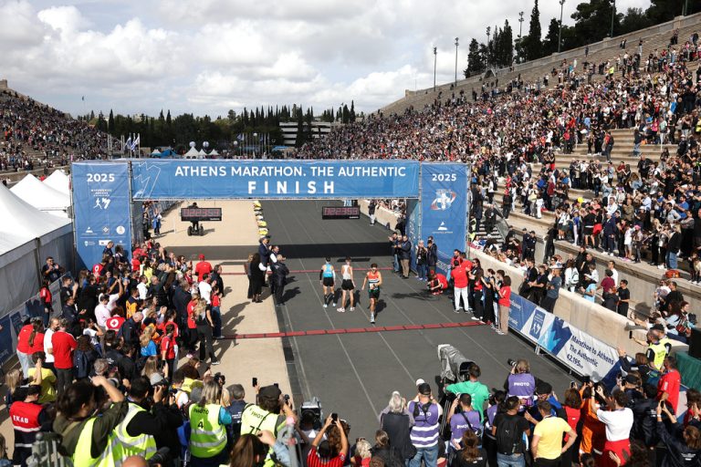 Στο ρυθμό του 42ου Αυθεντικού Μαραθωνίου η Αθήνα – Χιλιάδες δρομείς από 126 χώρες δοκιμάζονται στην ιστορική διαδρομή