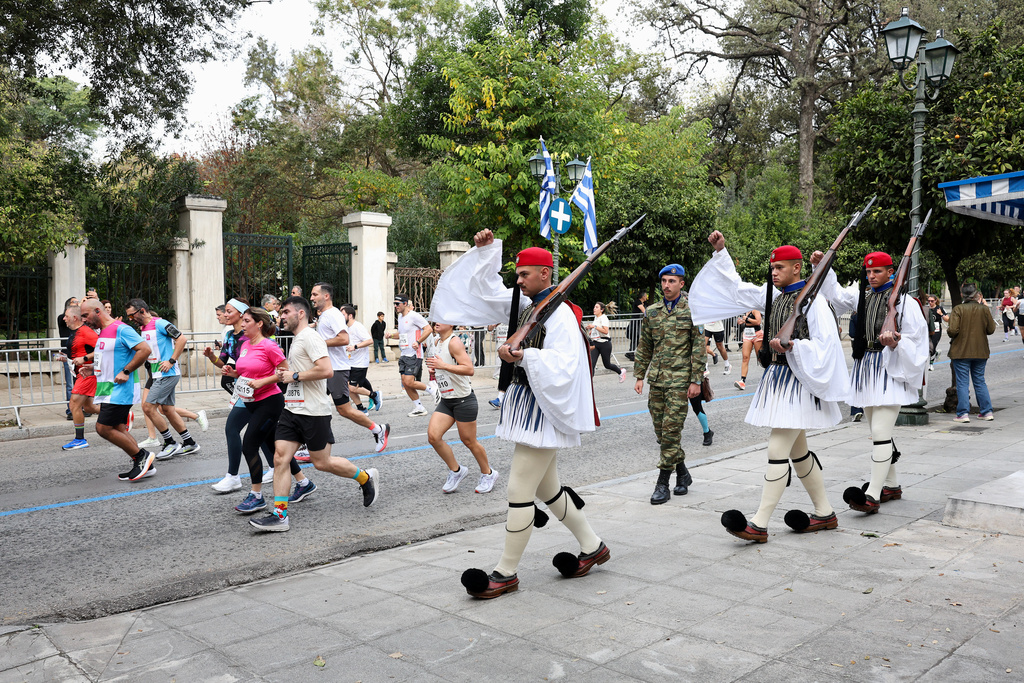 42ος Μαραθώνιος: Συγκίνηση και ευφάνταστη εμψύχωση, περίεργες εμφανίσεις και αναπάντεχοι θεατές – Όσα κατέγραψε ο φακός