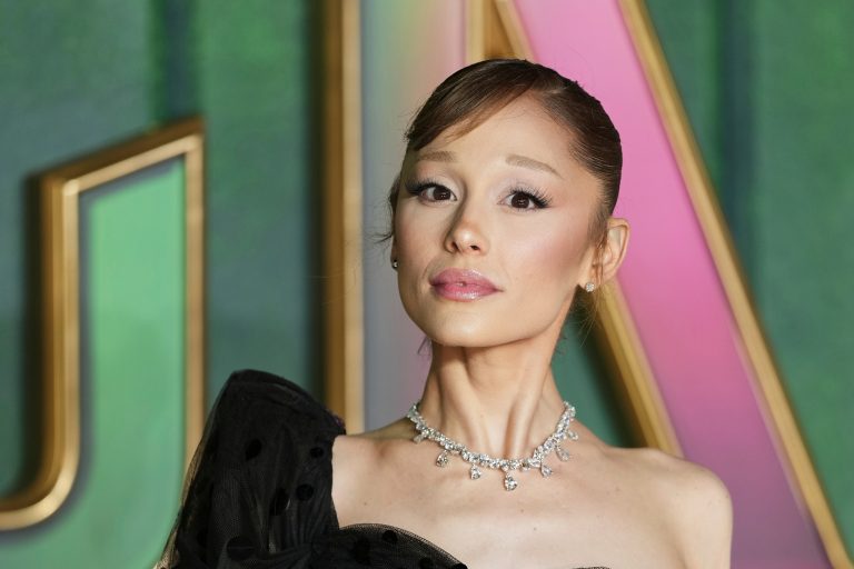 Ανεξέλεγκτος θαυμαστής άρπαξε την Αριάνα Γκράντε στην πρεμιέρα του «Wicked: For Good» – Οδηγείται στη δικαιοσύνη