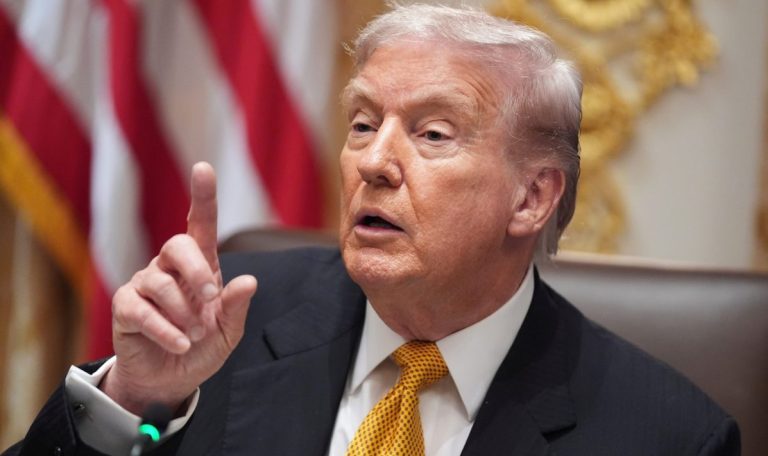 Ο Λευκός Οίκος κατηγορεί τους Δημοκρατικούς ότι κατασκεύασαν μια «πλαστή αφήγηση» για τον Τραμπ μετά τη δημοσιοποίηση email του Επστάιν