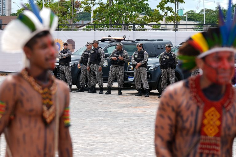 Διάσκεψη για το κλίμα: Διαμαρτυρίες και επεισόδια από αυτόχθονες για την καταστροφή του Αμαζονίου – «Τα δάση μας δεν είναι προς πώληση»