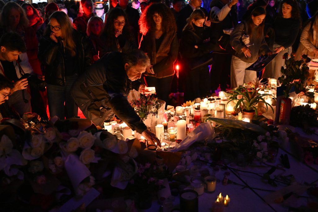 Νύχτα μνήμης στο Παρίσι για τους 132 νεκρούς του Μπατακλάν – Ηχούσαν πένθιμα οι καμπάνες της Νοτρ Νταμ