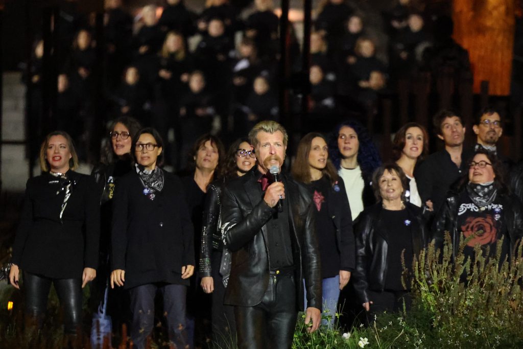 Νύχτα μνήμης στο Παρίσι για τους 132 νεκρούς του Μπατακλάν – Ηχούσαν πένθιμα οι καμπάνες της Νοτρ Νταμ