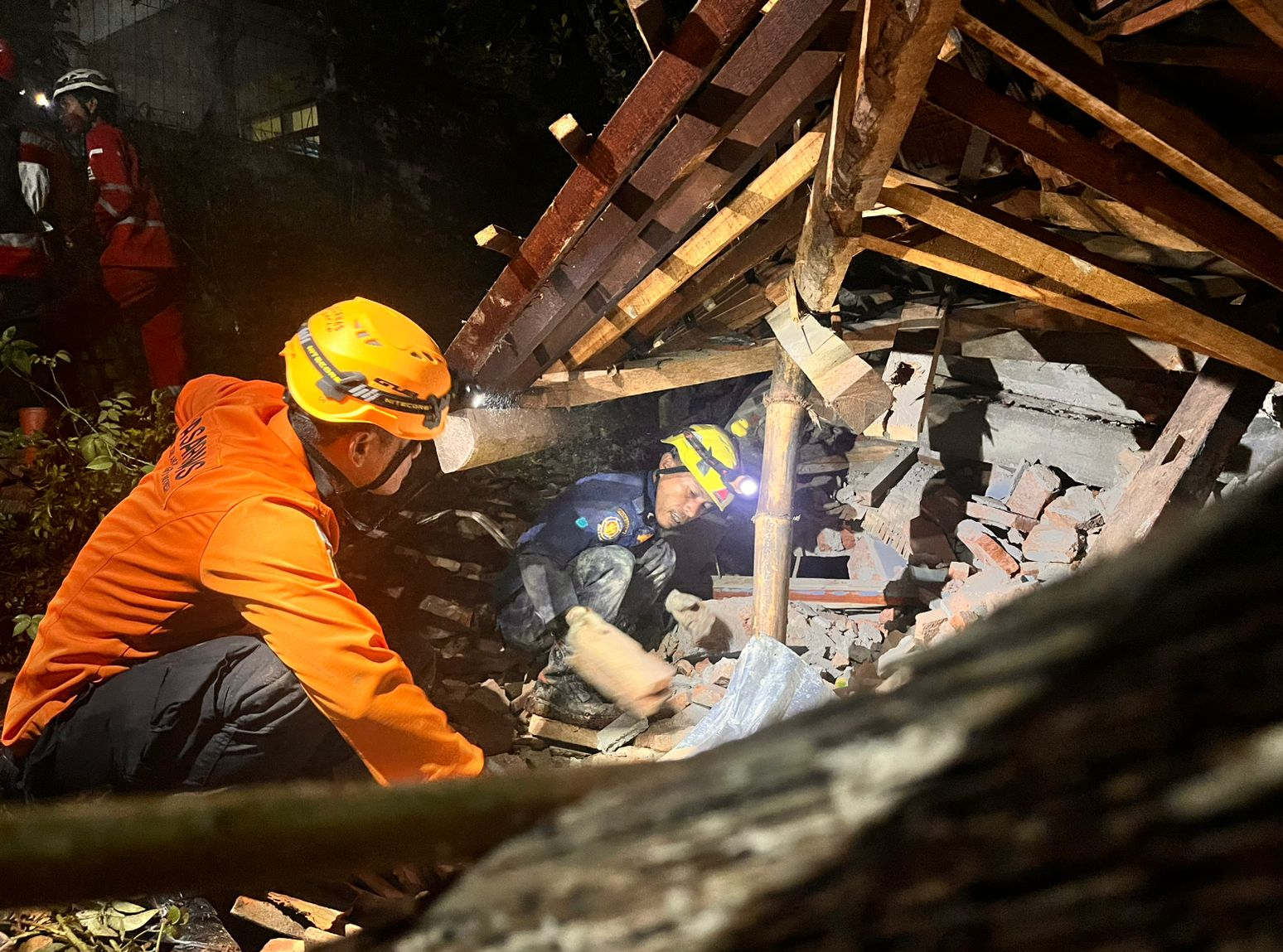 Φονική κατολίσθηση στην Ινδονησία – Δύο νεκροί και τουλάχιστον 21 αγνοούμενοι