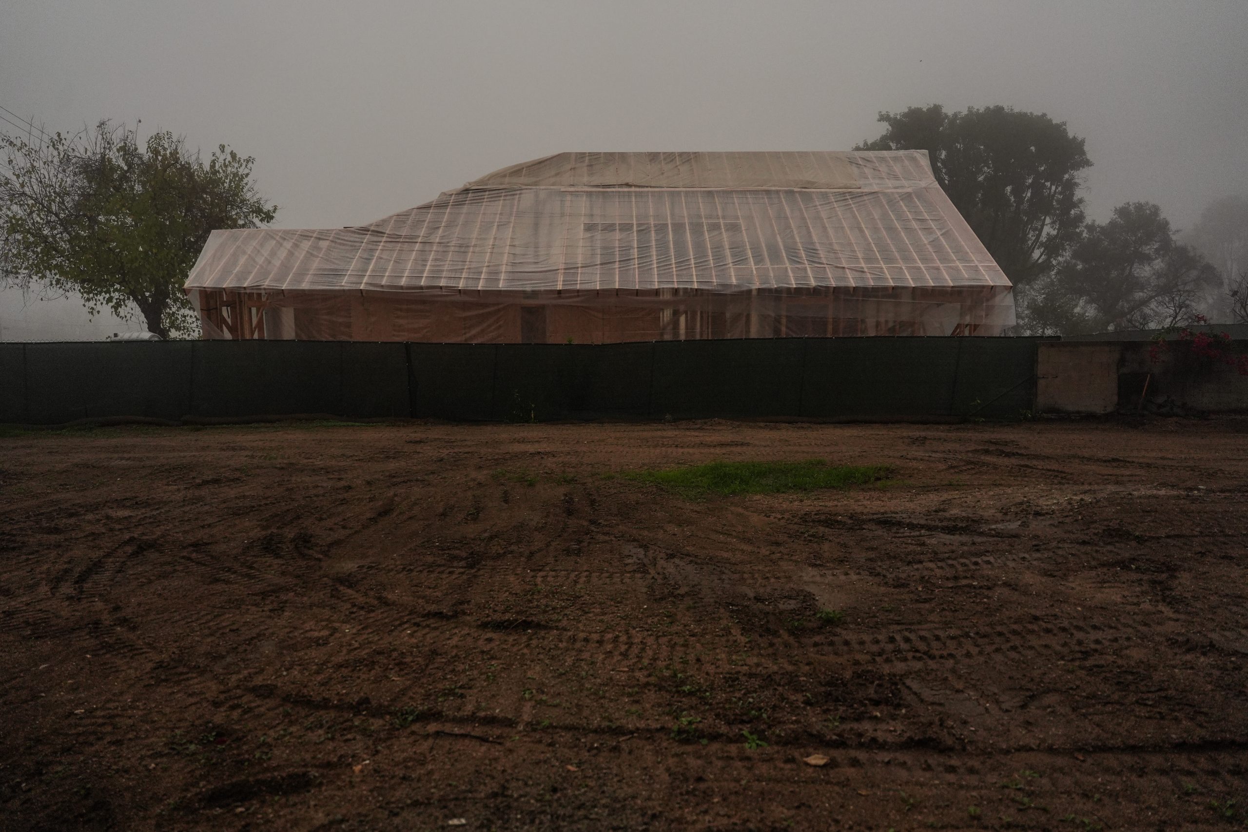 ΗΠΑ: Μια πυρκαγιά και σφοδρές καταιγίδες απειλούν την Καλιφόρνια