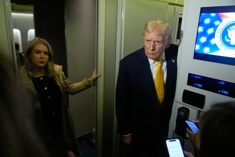 O Τραμπ επαναλαμβάνει ότι οι ΗΠΑ θα πραγματοποιήσουν πυρηνικές δοκιμές όπως κάνουν κι άλλες χώρες