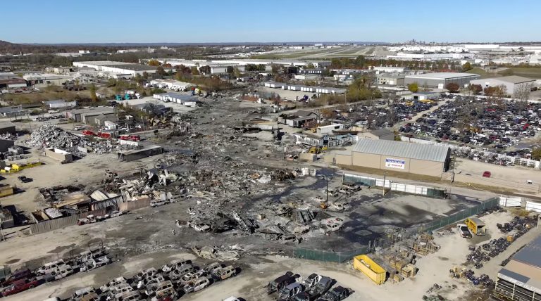 Κεντάκι: Η στιγμή που ο κινητήρας του αεροσκάφους της UPS αποσπάται λίγο πριν τη συντριβή – Ρωγμές στη βάση του δείχνει η προκαταρκτική αναφορά