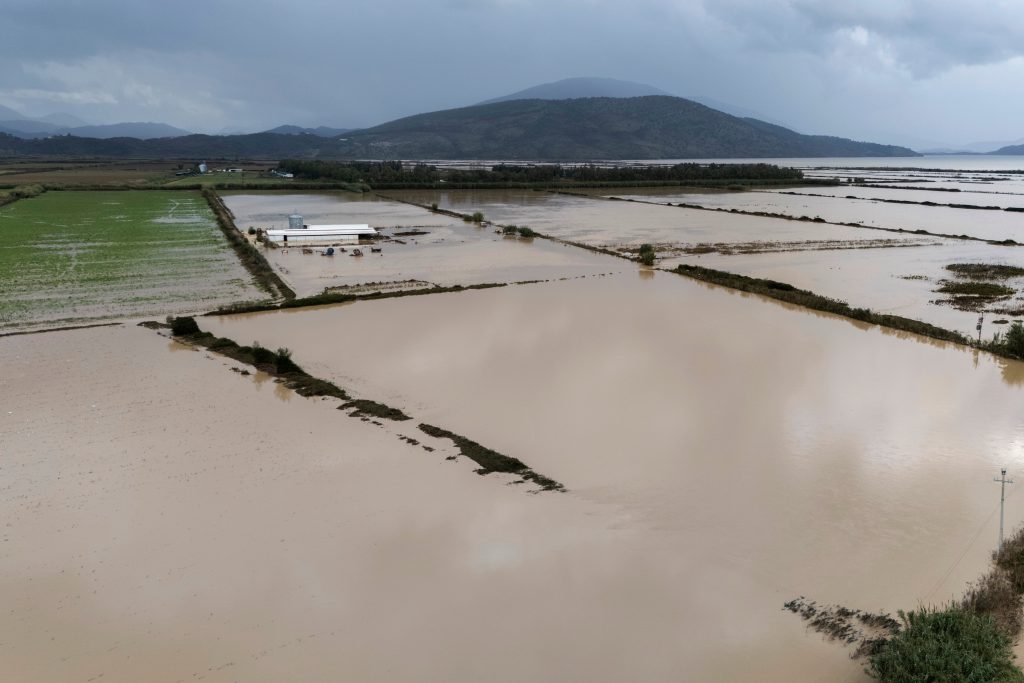 Μια νεκρή από σφοδρές πλημμύρες στην Αλβανία – Εκατοντάδες κάτοικοι απομακρύνθηκαν εσπευσμένα από τα σπίτια τους