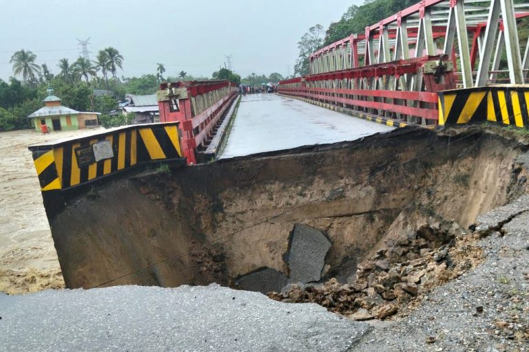 Καταστροφικές πλημμύρες στην Ινδονησία: Τουλάχιστον οκτώ νεκροί στη Σουμάτρα – Η στιγμή που σπίτι παρασύρεται από κατολίσθηση