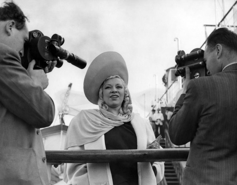 Μέι Γουέστ: Η σταρ που της άρεσαν οι προκλήσεις και χαρακτηρίστηκε ως «η πιο επικίνδυνη γυναίκα στις ΗΠΑ»