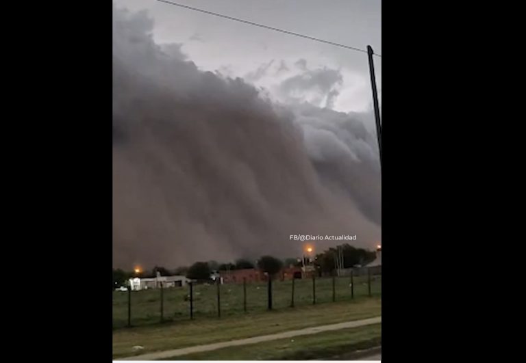 Εικόνες βγαλμένες από ταινία τρόμου στο Μπουένος Άιρες: Μαύρα σύννεφα κρύβουν τον ορίζοντα και σκεπάζουν όλη την πόλη