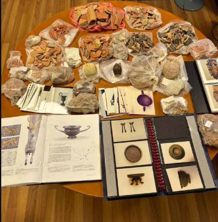 Η Europol εξάρθρωσε μεγάλο διεθνές δίκτυο αρχαιοκαπηλίας – 60χρονος Έλληνας έκρυβε σπίτι του αρχαιολογικό θησαυρό