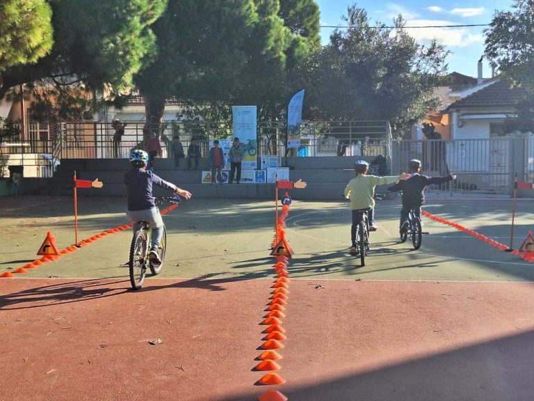 «Ποδηλατώντας ΑΣΦΑΛΩΣ με το ΕΣΠΑ» – Σε εξέλιξη το εκπαιδευτικό πρόγραμμα της Περιφέρειας Θεσσαλίας