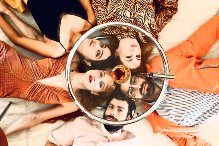 Το «(Love me) Tinder» του Νίκου Φυτά ανεβαίνει στο THEATRE OF THE NO, το πρώτο αγγλόφωνο θέατρο της Αθήνας