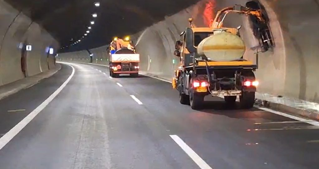 Άσκηση με εμπλοκή σε τροχαίο και φωτιά σε ηλεκτρικό αυτοκίνητο, στη σήραγγα του Πλαταμώνα