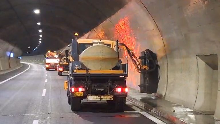 Άσκηση με εμπλοκή σε τροχαίο και φωτιά σε ηλεκτρικό αυτοκίνητο, στη σήραγγα του Πλαταμώνα