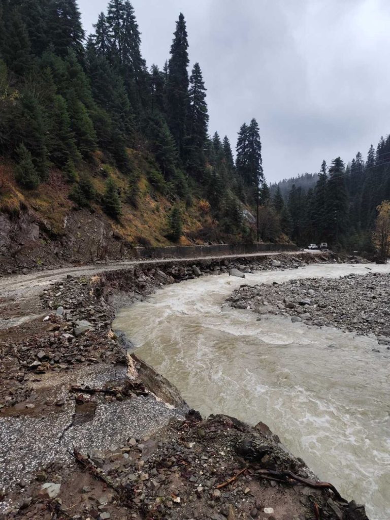 Σε εξέλιξη οι προσπάθειες αποκατάστασης των ζημιών και προσβασιμότητας στα χωριά του Ασπροποτάμου
